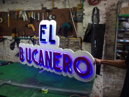 Letrero en Madera - Iluminacion LED - El Bucanero