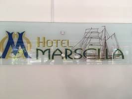 Mantenimiento Aviso en Vidrio . Hotel Marsella