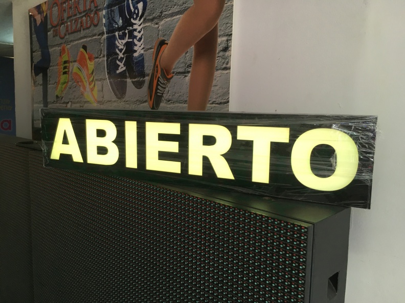 Aviso Abierto. Caja en Acrilico. Diseño Personalizado. Efectos Visuales.