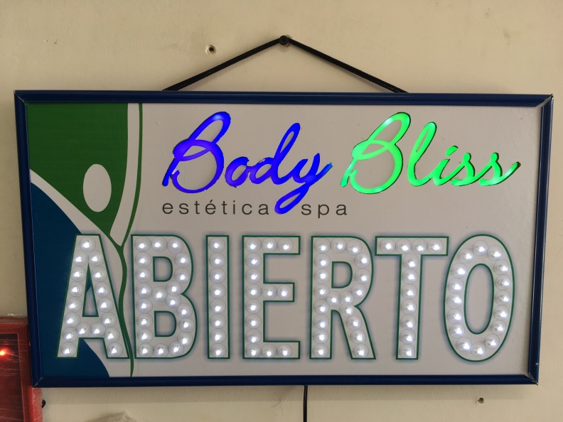Aviso LED Abierto, Personalizado Body Bliss