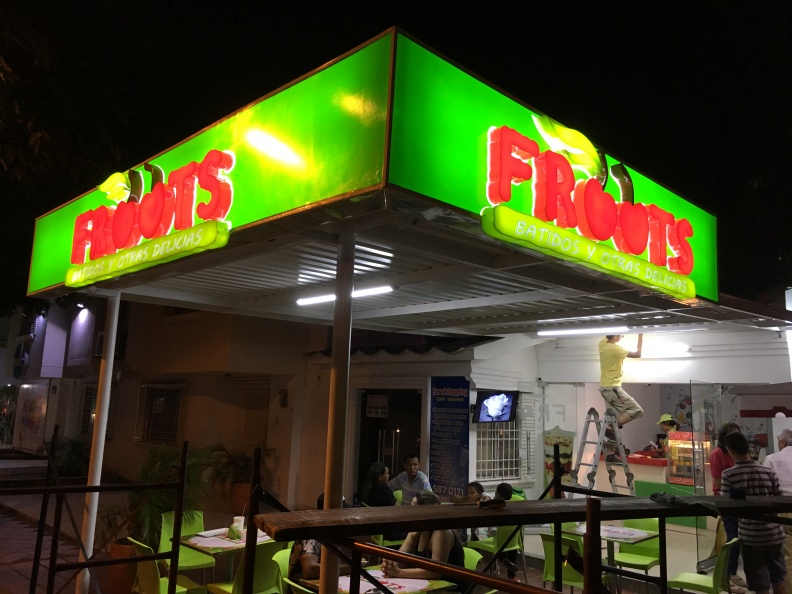 Letrero en Acrilico 3D para Esquina – Froots