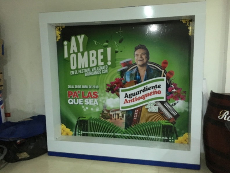 Branding Rompemuro en MDF – Aguardiente Antioqueño.