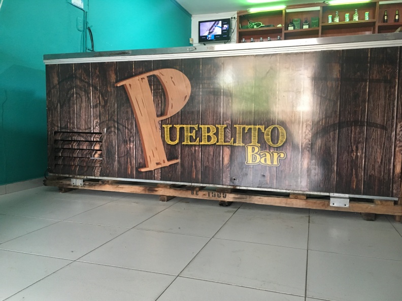 Diseño branding refrigerador – Pueblito Bar.