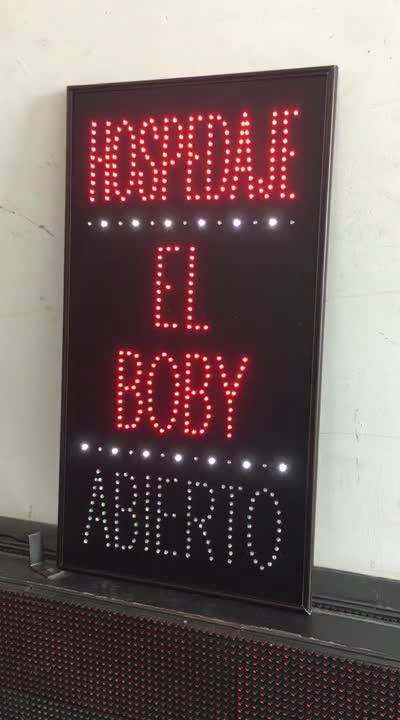 Aviso LED Vertical. Hospedaje Abierto.
